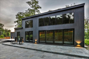 Woodstock Retreat - 3 br 3 bath pool hot tub walk to town